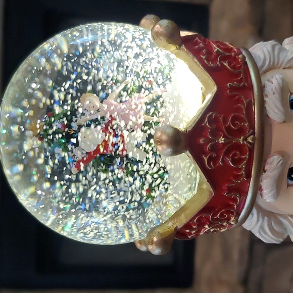 Gorgeous Musical Snowglobe Nutcracker-NWT - Picture 7 of 11